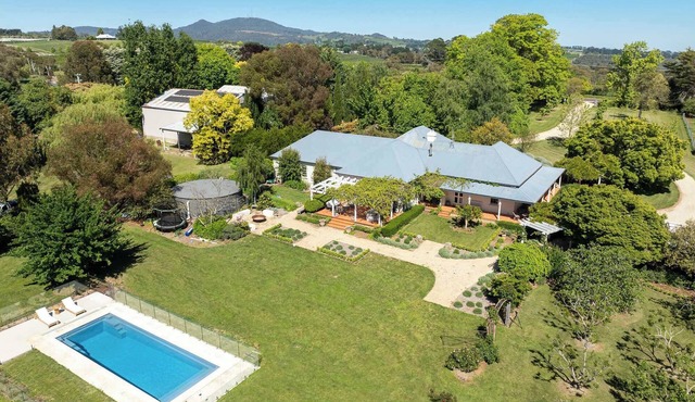 Stunning Country Getaway - Pool + Tennis Court