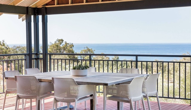 STUNNING TWO-STOREY FAMILY FRIENDLY HOLIDAY HOME IN BEAUTIFUL EAGLE BAY