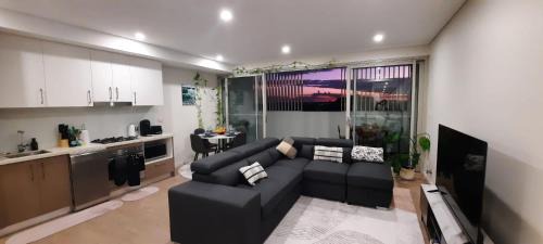 Stylish 1Bedroom Apartment with Study and Parking Near Sydney Airport