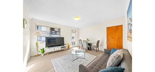 Stylish 2-Bedroom Apt with Balcony & Free Parking