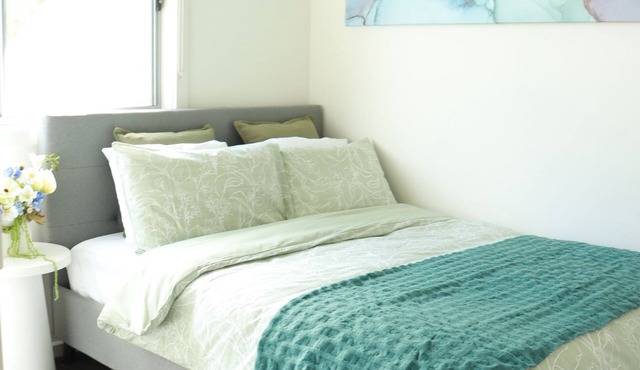Stylish 2BR Holiday Apartment in Findon 8min to the AirPort, 1min walk to shops.
