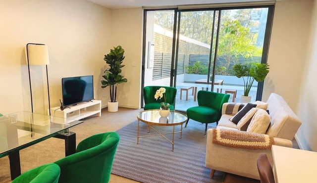 Stylish 3BR 1CAR - Nr Station, Eats, CBD & Airport