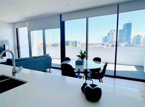 Stylish Chatswood 2BR Apartment with 3 Beds, Gym, Near Metro