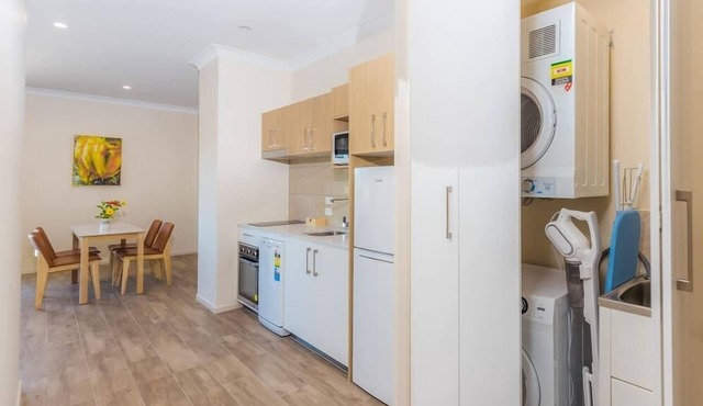 Stylish & spacious 1 BRM king bed apartment