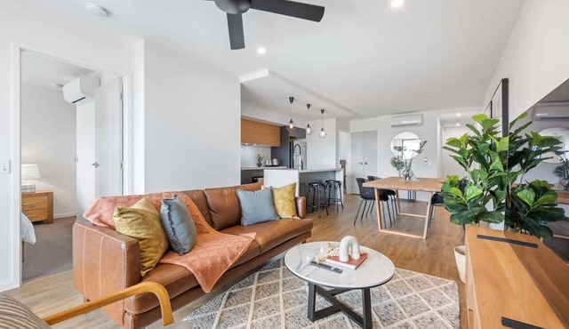 Stylish & Superb! 2Bed/2Bath/1Car~ Walk to CBD