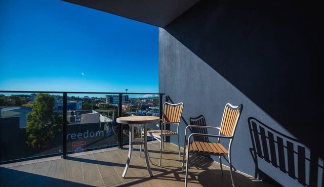 Stylish Top Level King Apartment