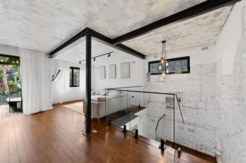 Sunlit 3-Bed Coastal Stay with Private Deck
