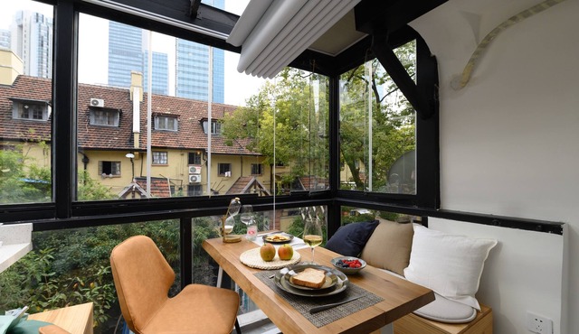 Sunny 1 Bdrm Apt W/ large Balcony facing Jing'An Kerry Center. Mins walk to Sbwy
