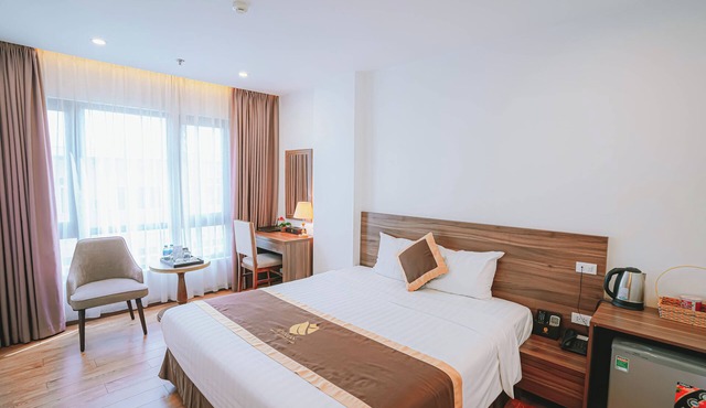 Sunrise Window Deluxe Room with My Dinh Stadium View – A89 Rosarian Hotel