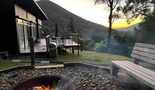 Sunset View House - Rustic Outdoor Bathhouse, Walk to Town