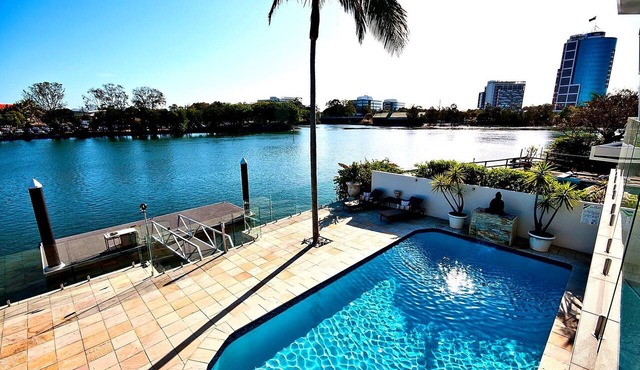 Surfers Paradise Escape (Huge Heated Pool)