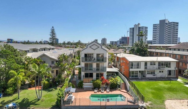 Surfers Paradise Waterfront Escape