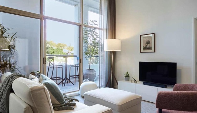 Surry Hills Loft-Style Heritage 1BR - Indoor Pool, Sauna & Gym