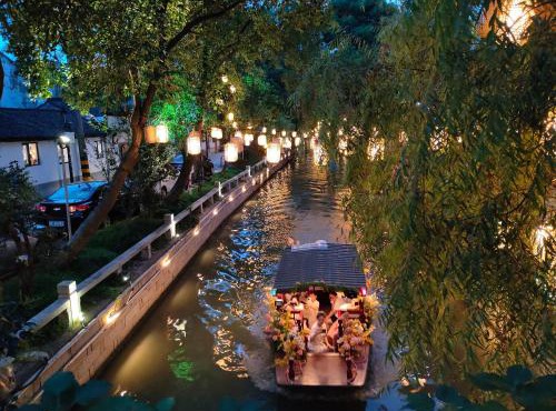 Suzhou Riverside House with Garden