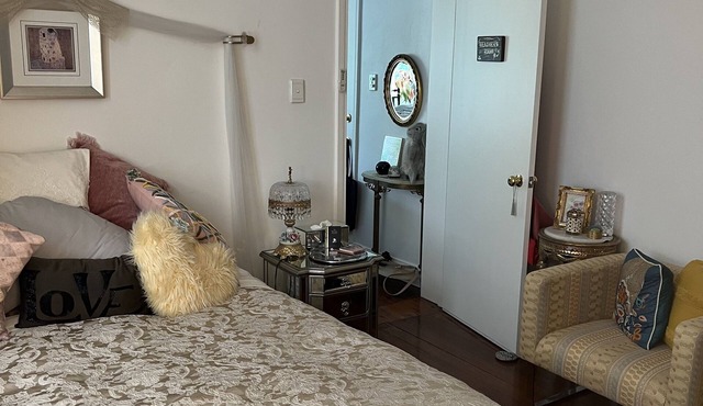 Sweet petite boudoir, a piece of serenity right on The edge of Harber bridge!