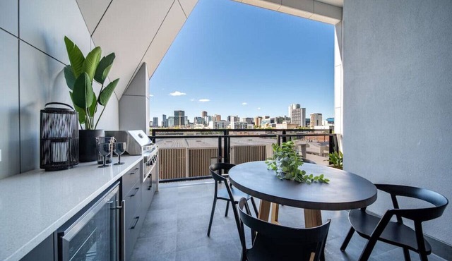 SYLO Luxury Apartments - Penthouse with City Views