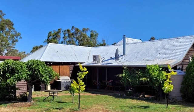"Talbot" Rustic style accommodation with Mod Cons