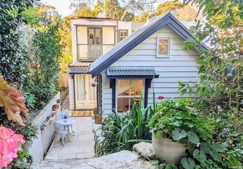 The Bath House cosy &luxe garden Cottage near CBD