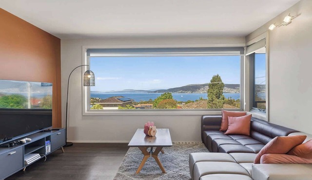The Blue Window - 15 Mins to CBD&Airport