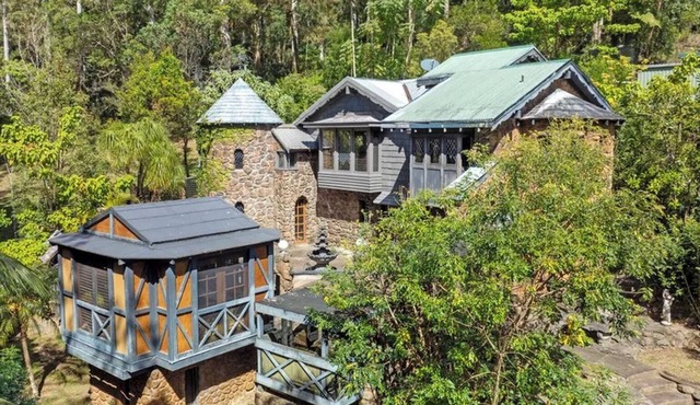 The Botanical Castle — Mt Tamborine Family Retreat, Sleeps 8, Fireplace & Views