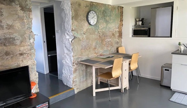 "The Cave" West Hobart: eco friendly apartment 🌈 🌱 🏳️‍⚧️