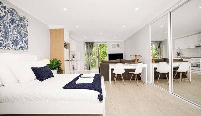 The Crows Nest Spacious Studio with Balcony