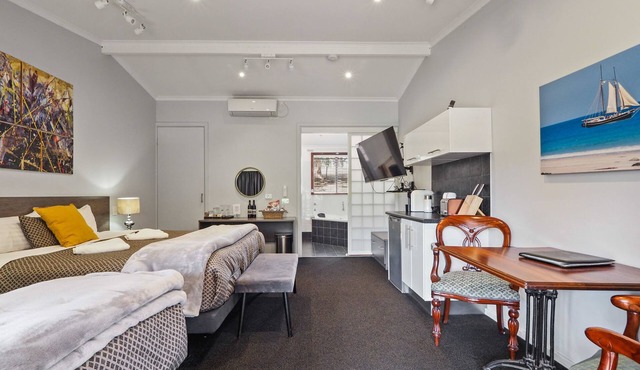 The Forest Studio Deluxe King Suite with Spa and Forest Hill Views