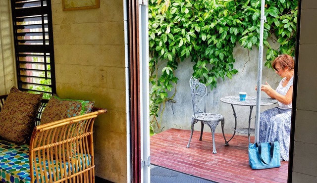 The Gallery Studio, modern, close to airport & CBD for short or long term stays.