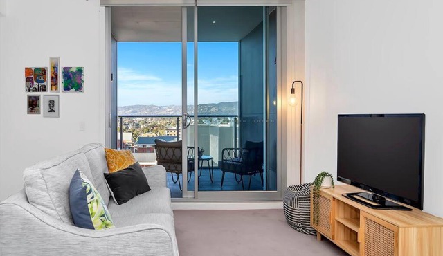 'The Hindmarsh' Hotel-style Pad with Hills Panorama