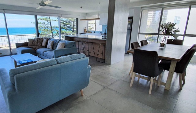 The Penthouse - Amazing Ocean Views, Opposite Beach & Park, Wi-Fi & Parking