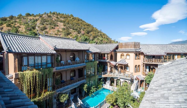 The Ritz-Man Art Club Lijiang