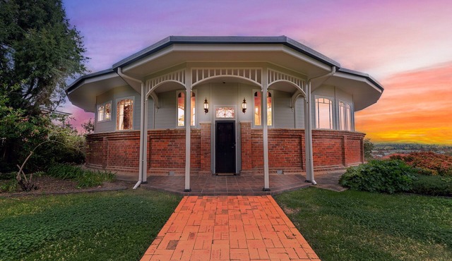 The Round House ~Truly Unique ~ Sleeps 14 ~ Close to CBD and Mount Panorama!