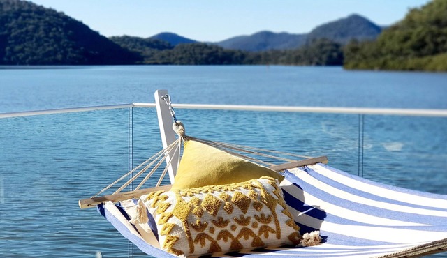 THE VILLA BOATHOUSE waterfront HAWKESBURY RIVER