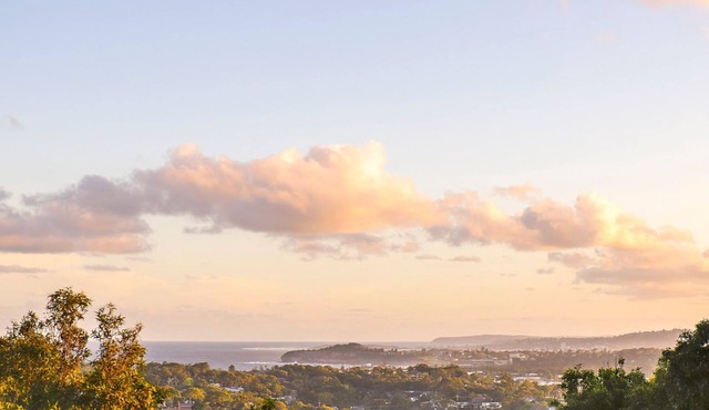 The Vista - Sunny designer abode w 180° waterviews