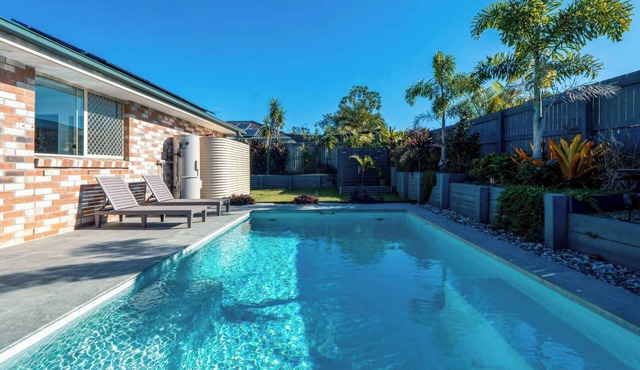 Theme Park Retreat - Sunlit Stillness by the Pool in Coomera