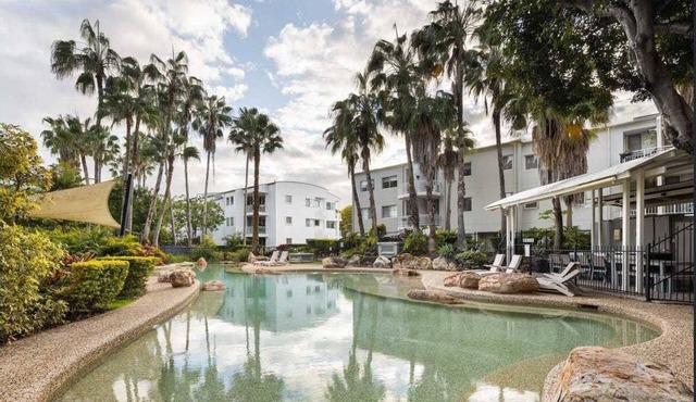 Three Bed, Two Bath, Parking, Wifi, Pool, Gym-walk to Ferry and Bridge to City