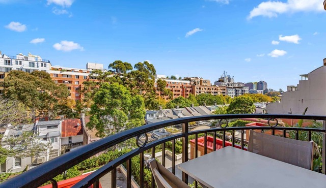 Thriving city location, dining hub near CBD