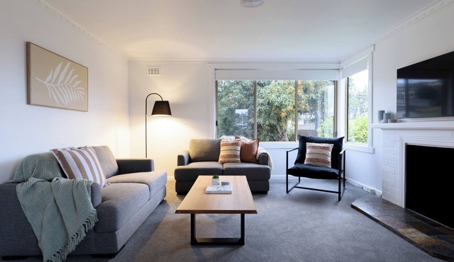 Tidy & Comfortable 2-Bed Home with Study – Close to Town