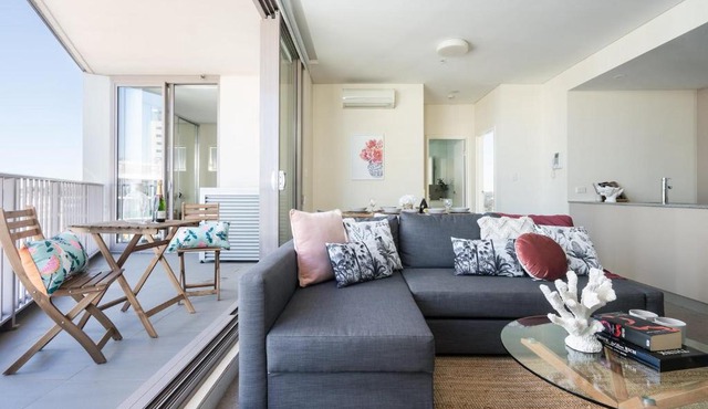Top Floor 2BR Pool, Gym, Parking Airport, City