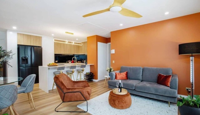 Top Floor in Burleigh: Pool Parking Walk To Beach