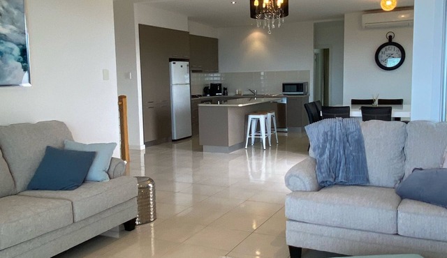 Town house with Stunning Sea Views!