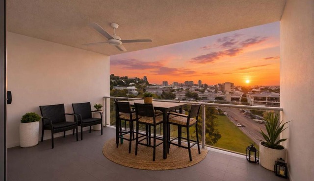Townsville 2 Bedroom Apartment with Pool, Balcony & Parking