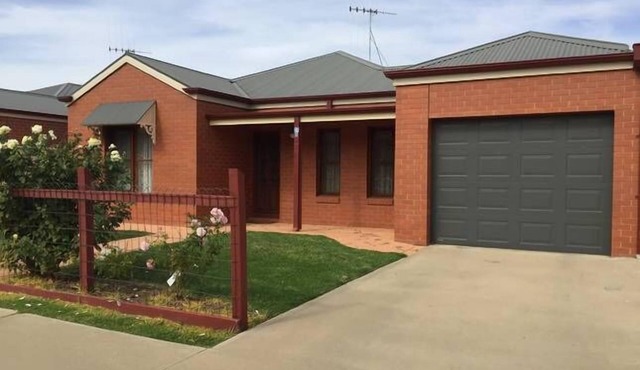 Tralea, great get away, 3 bedroom town house. Central location. Sleeps 6 Wifi