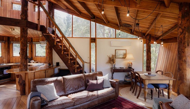 Tranquil bush home 15mins to CBD. Forest views, bath tub & underfloor heating