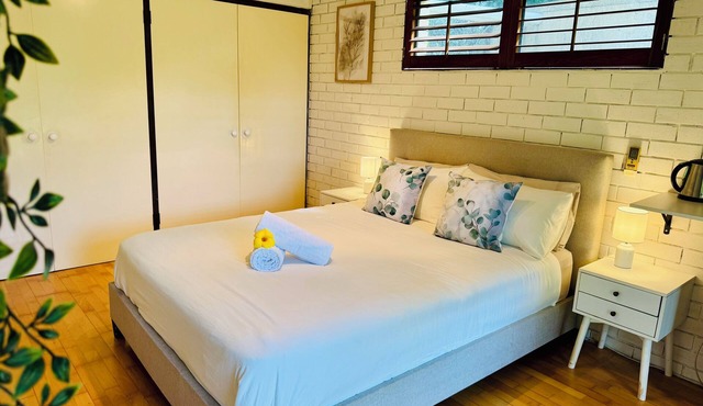 Tranquil forest studio - relax and unwind on our 7 acre hideaway. Pet friendly!