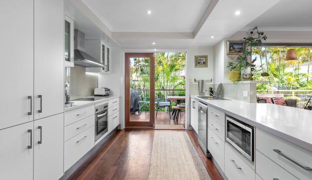 "Tranquil Hideaway in Central Redcliffe"
