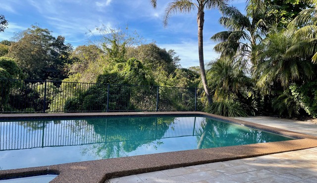 Tranquil, leafy renovated 2 bedroom with pool and oceanviews
