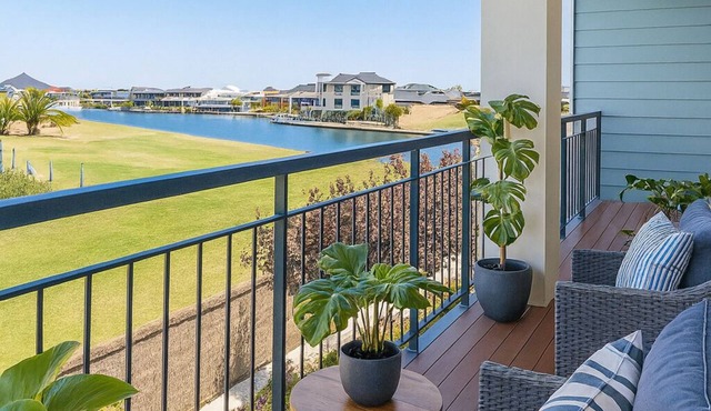 Tranquil luxury 1-bedroom apartment - partial canal views charming Halls Head