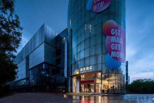 Trendy Romantic Hotel Science City Metro Station Branch - Free Deliver Service to Guangzhou Baiyun International Airport & Free Deliver Service to Canton Fair Complex During Canton Fair Period