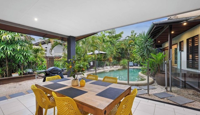 Trinity Beach Entertainer - Space and Privacy